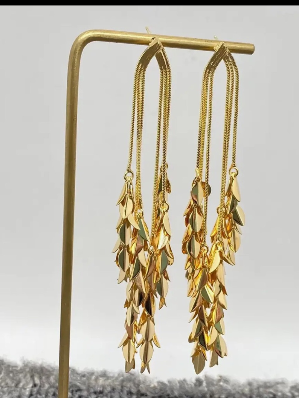 258. 18k gold metal leaves fringe post earrings